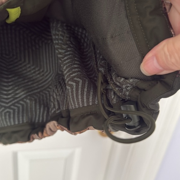 Under Armour Ladies “STORM” Hunting jacket. Brand new, never worn outside - Picture 3 of 6